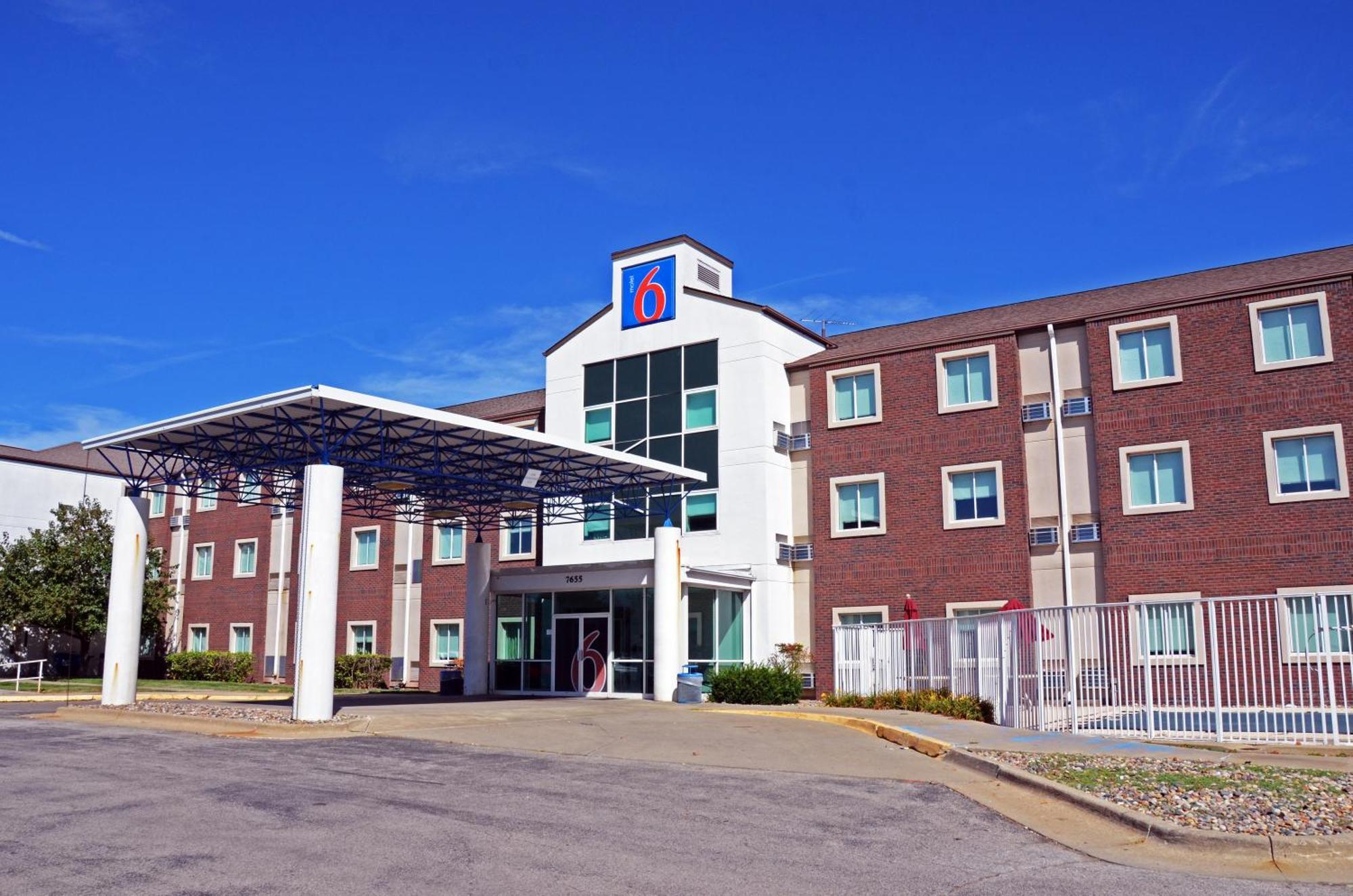 6-west Des Moines, Ia Hotel
