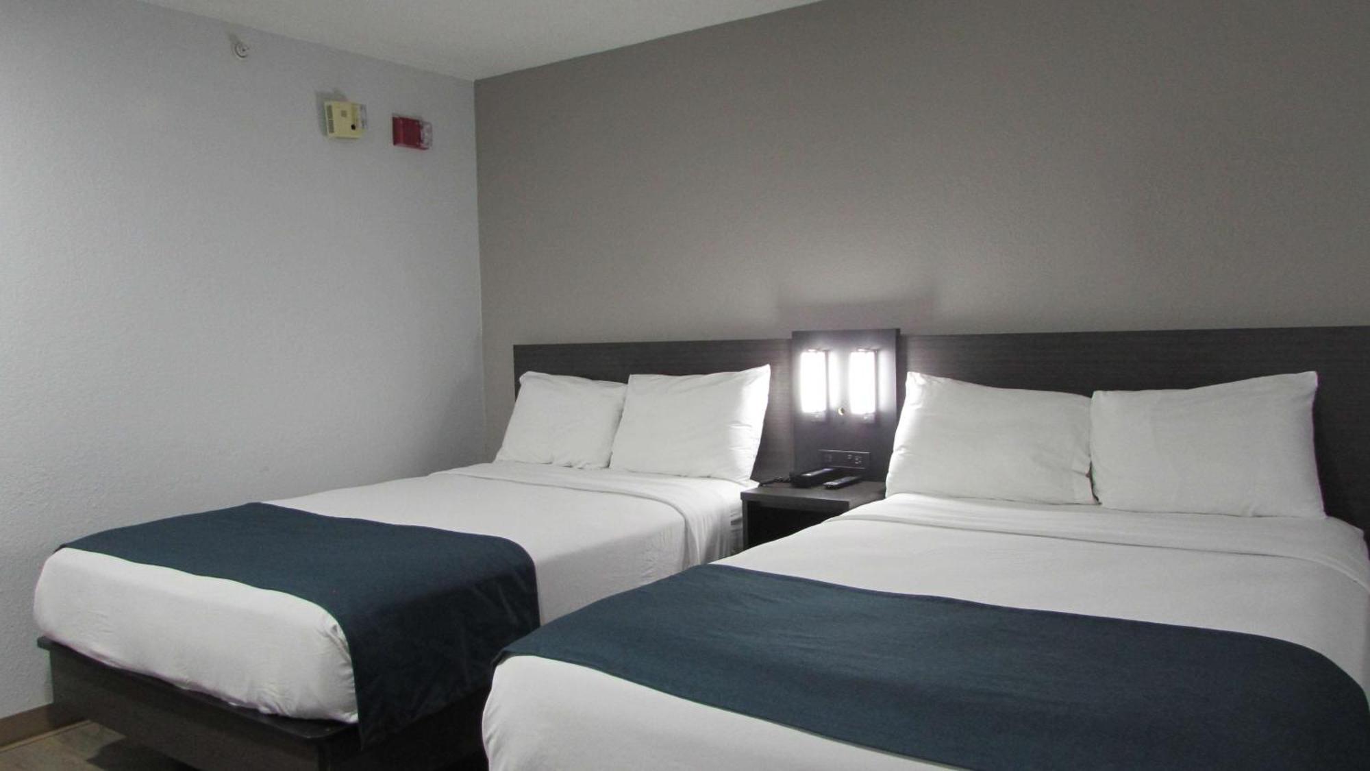 Hotel 6-west Des Moines, Ia